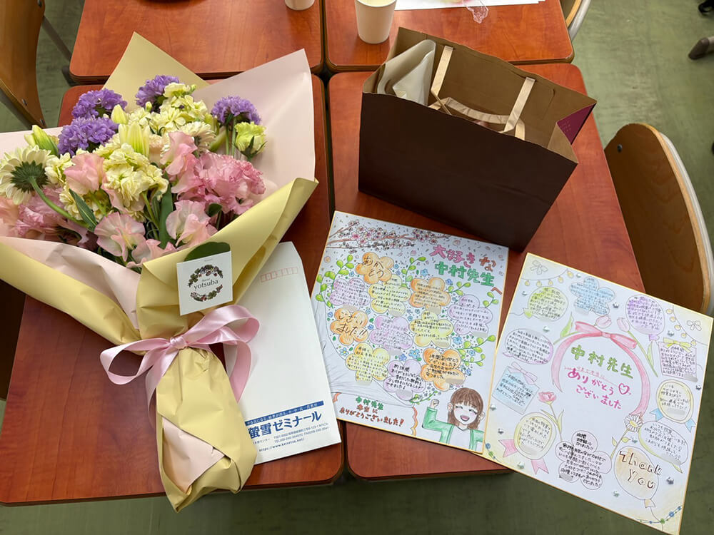 江南市の塾螢雪ゼミナール江南北校で開催した高校合格祝賀会でのひとこま 生徒からのサプライズ